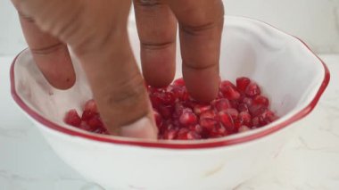 Atıştırmak için mükemmel bir kase taze nar tohumunun tadını çıkarın..