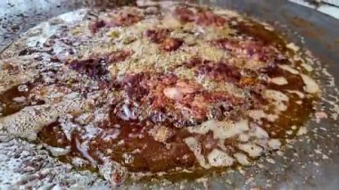 Lezzetli et pişirirken çıkan yağ kabarcıklarına tanık olun..