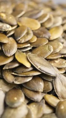 Canlı ve besleyici kabak çekirdeklerine bakın. Atıştırmaya ya da pişirmeye hazır..