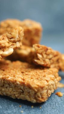 Mavi bir yüzeye dizilmiş ev yapımı yulaf çubukları eğlenmeye hazır..