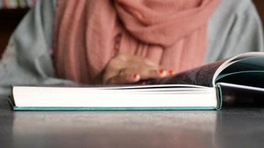 Huzurlu bir çalışma ortamında kitap okumaya derinden odaklanmış bir insan..