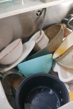 Mutfak lavabosuna istiflenmiş kirli tabak ve kaseler..