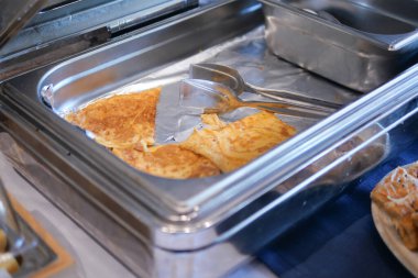 Açık büfe, paslanmaz çelik bir kabın içinde çırpılmış yumurtalar sunar..