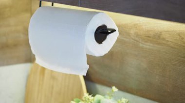 Modern mutfaklar için eşsiz ve işlevsel kağıt havlu tutacağı tasarımları keşfedin.