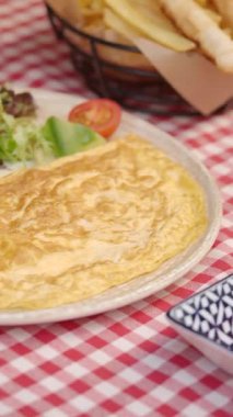 Taze sebzeli leziz omlet lezzetli bir yemek sunar..
