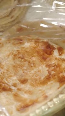 Tabakta bir chapati 'nin yakın çekimi .