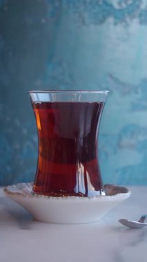 Bardakta servis edilen mükemmel bir fincan Türk çayı. .