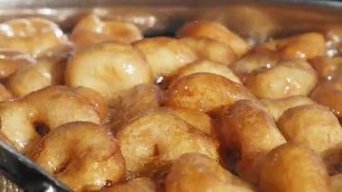 Taze kızartılmış Türk Geleneksel Tatlı Lokma mutfakta hazırlandı.