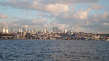 Güzel gökyüzü ve bulutlar alacakaranlıkta suyun üzerinde yansıyor..