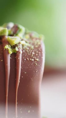 Kıyılmış fındık ve aromalı bol çikolatalı bir tatlıya ne dersin?.