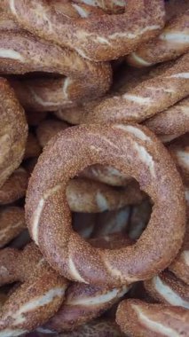 İstanbul 'da hareketli bir sokak pazarında taze simit yiyin,