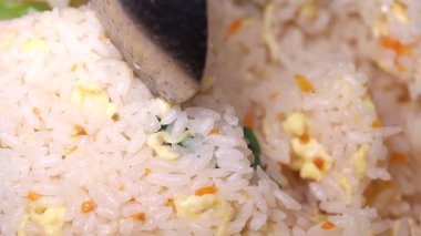 Pirinç, sebze ve yumurta özenle lezzetli bir yemek hazırlıyorum..