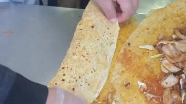 Izgara tavuk ve sosla nefis bir paket tazminat..