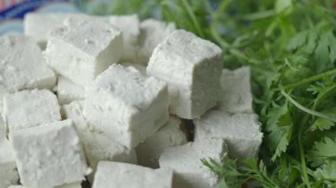 Basit malzemelerle kişniş peynirinin nasıl yapıldığını keşfet..