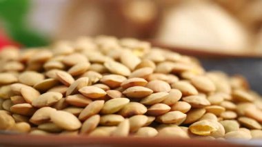 Sonbaharda bir markette sergilenen taze balkabağı tohumlarının yakın çekimi..