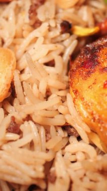 Mükemmel ızgara tavuk ve baharatlı lezzetli pirinç yemeğinin tadını çıkar..