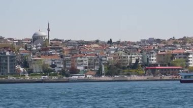 İstanbul 'un canlı rıhtımlarını tarihi binalar ve teknelerle keşfedin.