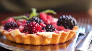 Karışık böğürtlen ve nane aromalı görsel olarak çekici bir turtanın tadını çıkar..