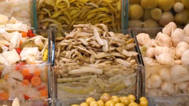 Çekici bir şekilde sergilenen renkli ve turşulu sebzeleri keşfedin..