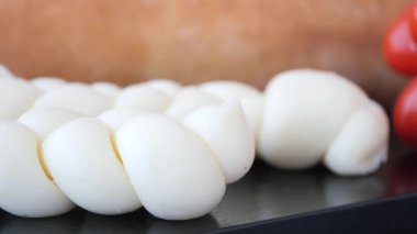 Bir şef sıcak bir mutfak ortamında taze peyniri ustaca şekillendirir..