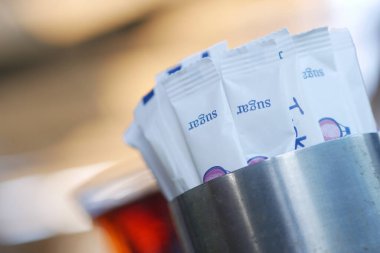 Şeker paketleri içkinin yanında bir tutacağa yerleştirilmiş..