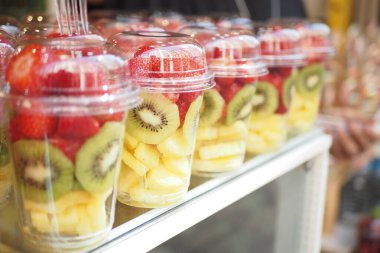 Çilekli renkli meyve fincanları, kivi ve ananas satılıktır..