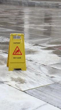 Bir uyarı işareti insanları kapalı bir alanda kaygan zemine karşı uyarır..