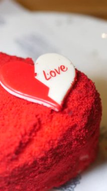Kalp şeklinde dekorasyonu olan güzel kırmızı kadife bir pasta..