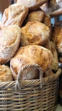 Kabuklu, zanaatkar ekmek somunları dokuma sepetinde düzenlenir..