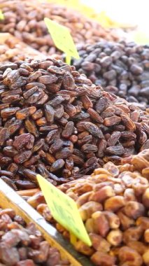 Müşteriler hareketli bir pazarda canlı bir taze tarih seçimi yapıyorlar..