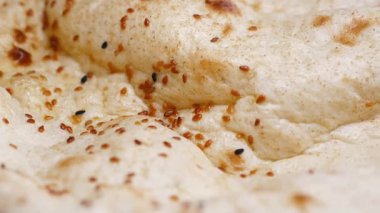 Hamurun susam tohumlarıyla dönüşümünü izleyin..