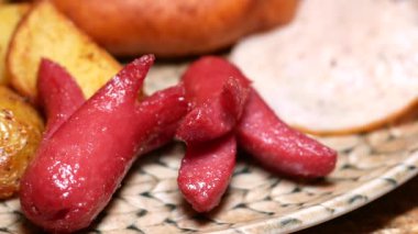 Patates ve diğer süslemelerin yanında sıra dışı et dilimleri..