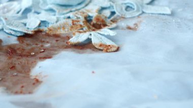 Lekelenmiş kumaşın yakın plan görüntüsü, dokusunu vurguluyor.