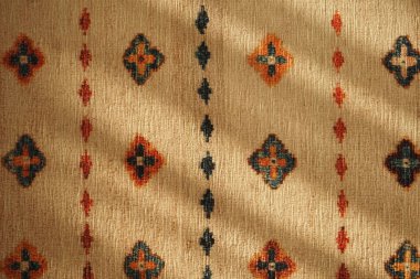 Ayrıntılı tekstil gösterileri canlı renkler ve desenlerle karışık tasarımlar.