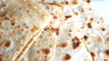 Gündüz taze pişmiş ekmek, kalabalık bir pazarda servis ediliyor..