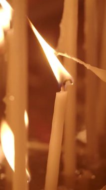 Wick mumları tutuşturur ve gece namazında sessiz bir yeri aydınlatır..