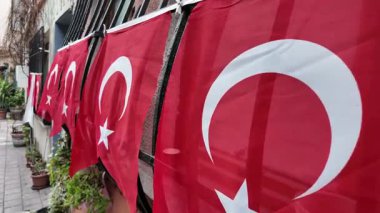 Çok sayıda Türk bayrağı canlı bir cadde boyunca asılarak ulusal gururu gözler önüne seriyor.