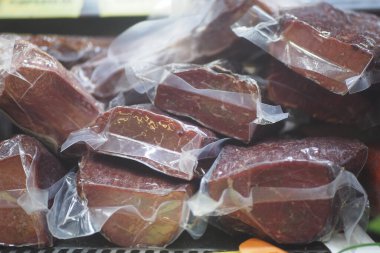 Dilimler düzgünce paketlenip bir markette sergileniyor..