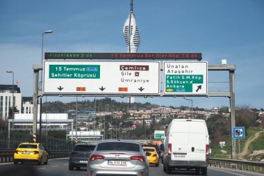 İstanbul 'da farklı noktalara giden araçlar yol işaretlerinde geziniyor.