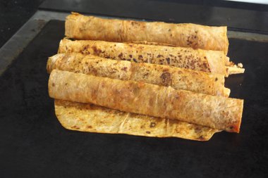 Sıcak bir mutfak ortamında sıcak bir ızgarada kremalı ekmek pişiriliyor..