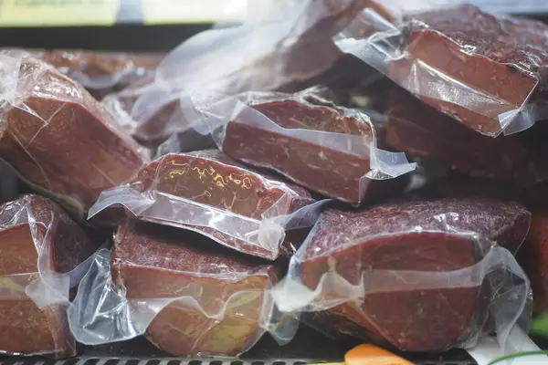 Dilimler düzgünce paketlenip bir markette sergileniyor..