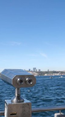 Rıhtımda parlak bir gün gökyüzü ve mavi suları gösteriyor..