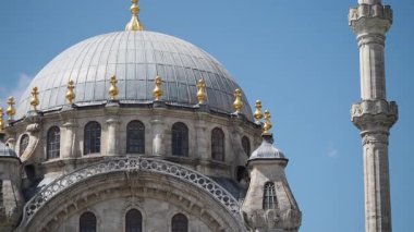 Ziyaretçiler İstanbul 'daki tarihi caminin karmaşık tasarımına hayran kaldılar.