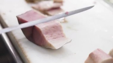 Becerikli aşçılar, yoğun bir öğle yemeği sırasında balık ve deniz ürünlerini ustalıkla keserler..