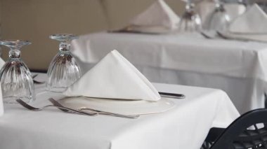 Masalar zarif bir şekilde cam ve katlanmış peçetelerle konuklara hazırlandı..