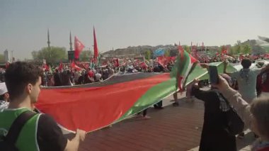 Türkiye İstanbul 20 Nisan 2025, Türk ve Filistin bayraklarıyla protesto yürüyüşü.