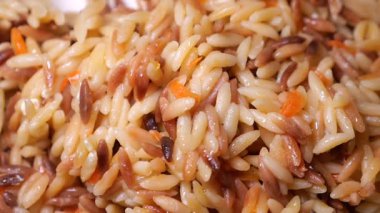 Pirinç ve sebzeli Lezzetli Pilaf 'ın Yakın Çekimi.