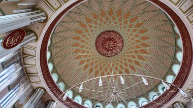 Güzelce hazırlanmış kubbe geometrik desenlere ve canlı renklere sahiptir..