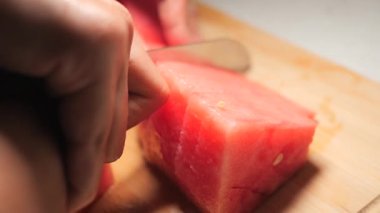 Karpuzu kolaylıkla ve titizlikle kusursuz küplere ayırmayı öğren..