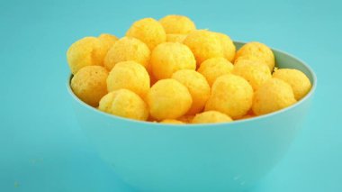 Turkuaz bir kase sarı peynirli börek paylaşmak için mükemmel..